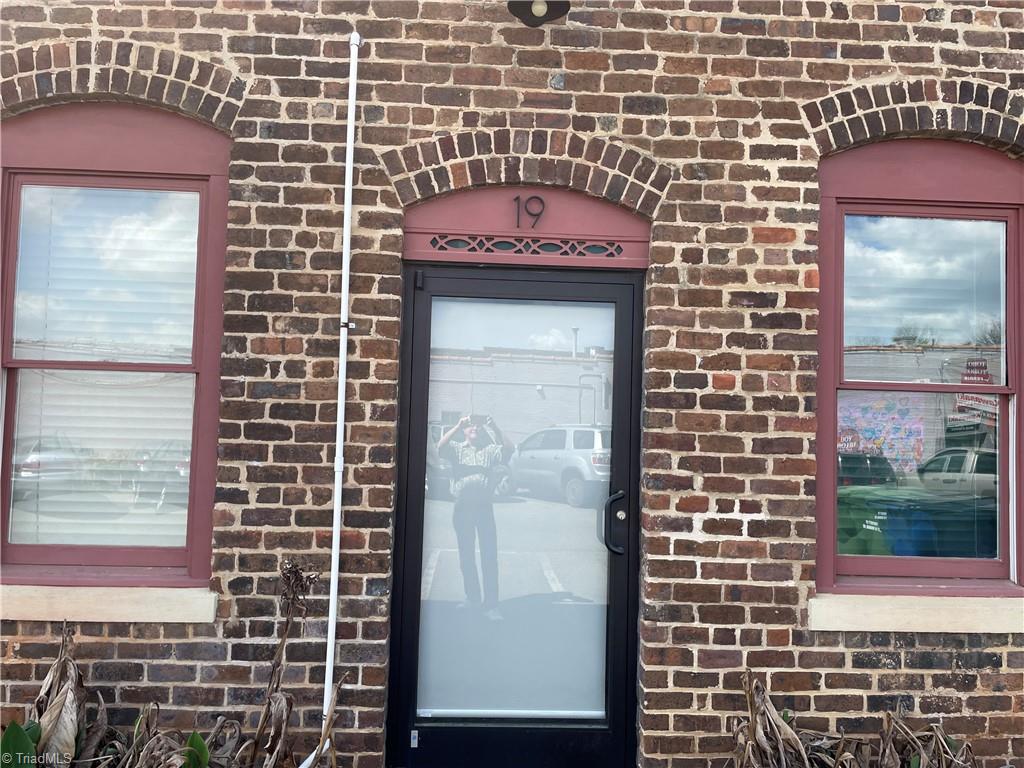 19 Se Court Square Property Photo 9