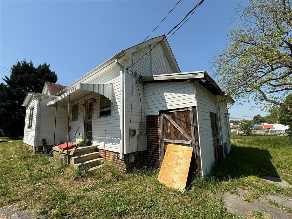 2912 W English Road Property Photo 3
