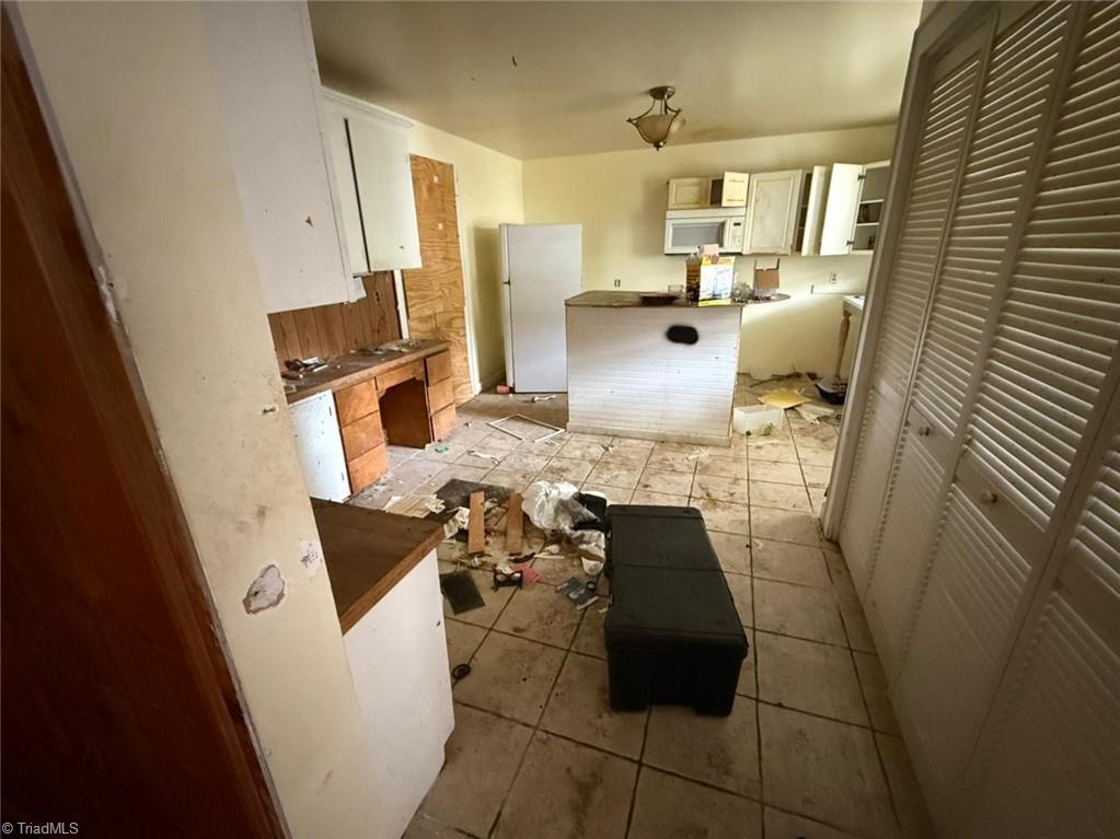 2912 W English Road Property Photo 8