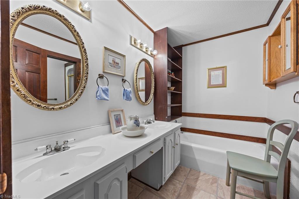 1902 Meadow Lake Lane Property Photo 8