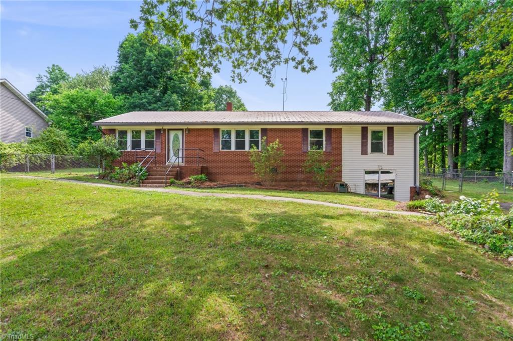 212 Lakeview Drive E Property Photo 1