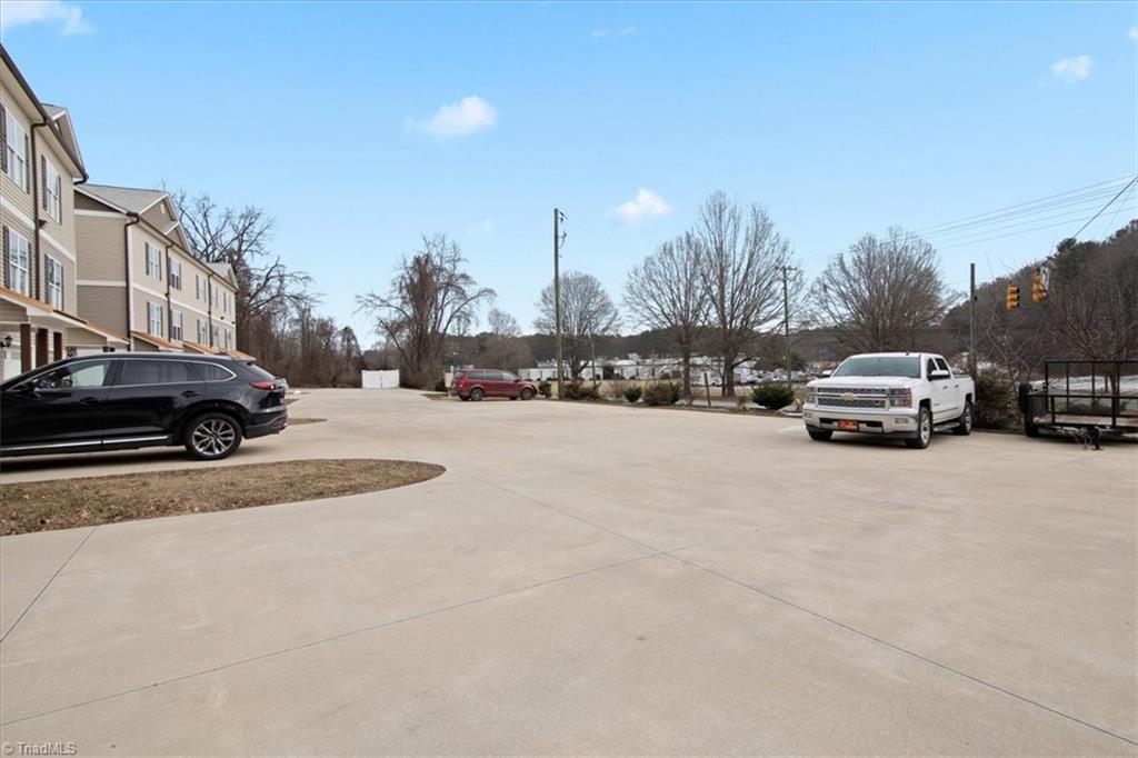 605 Property Photo 17