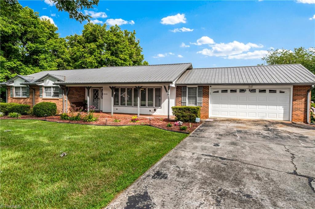 826 Meadowbrook Drive Property Photo 1