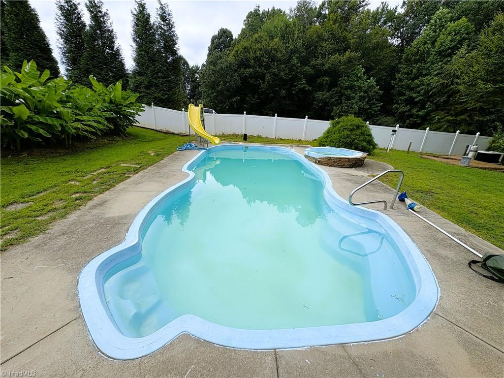 8463 Hunting Court Property Photo 4