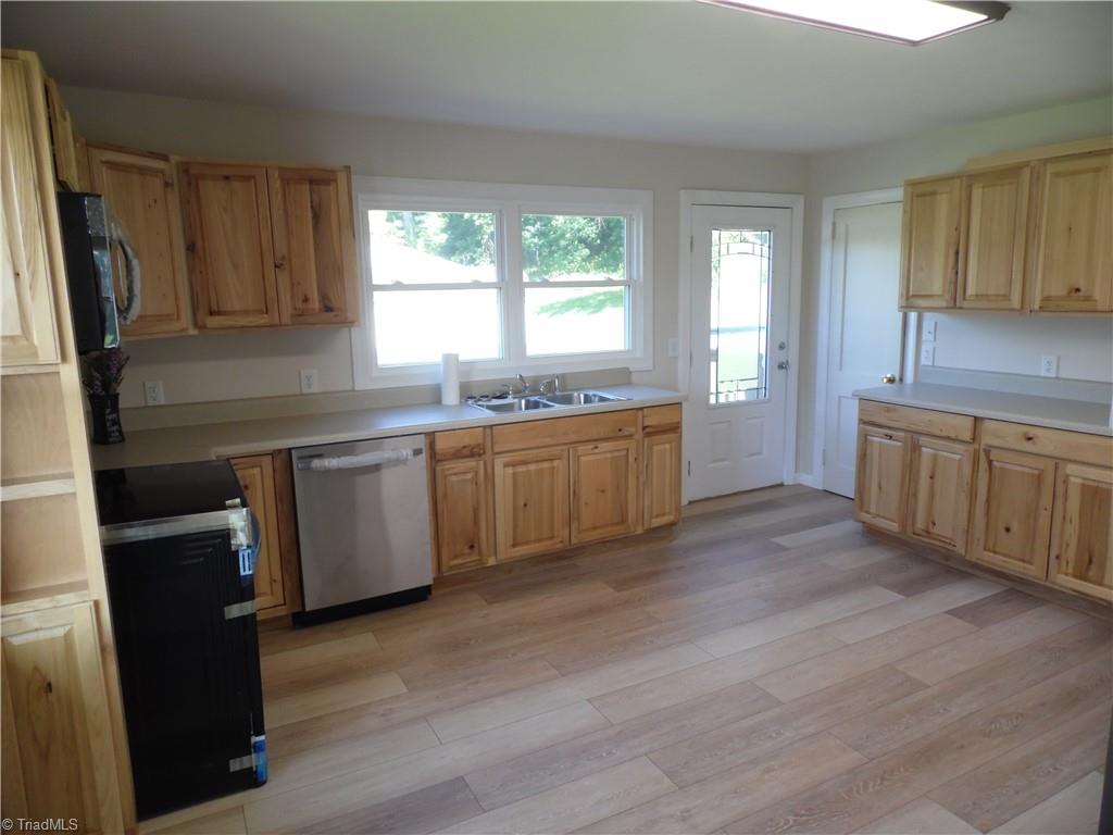569 N Sparta Parkway Property Photo 6
