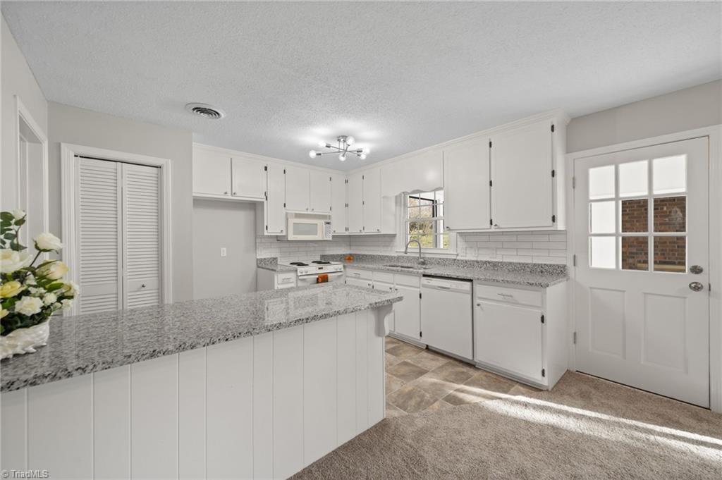 2702 Peace Haven Drive Property Photo 5