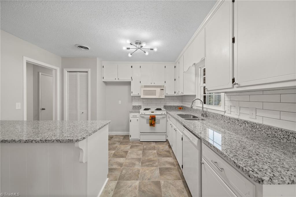 2702 Peace Haven Drive Property Photo 6