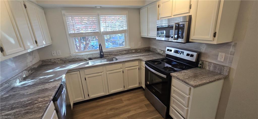 2933 Deerbrook Court Property Photo 2