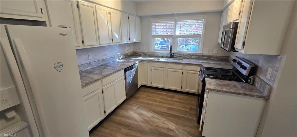 2933 Deerbrook Court Property Photo 3