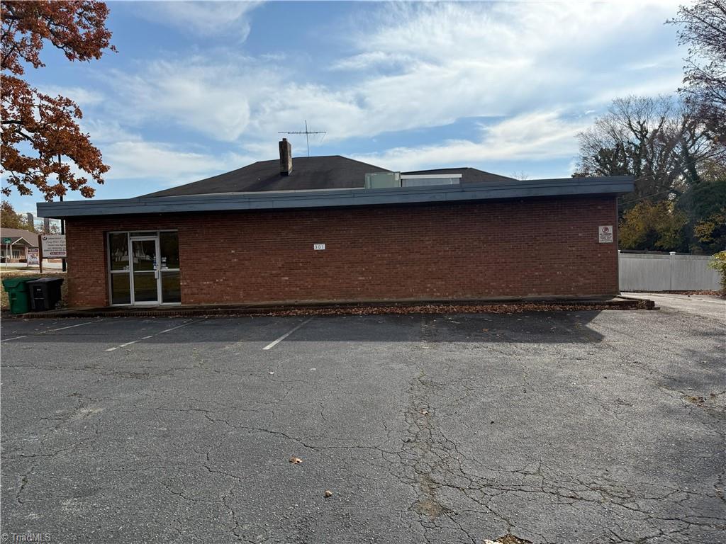 301 Sunset Drive Property Photo 1