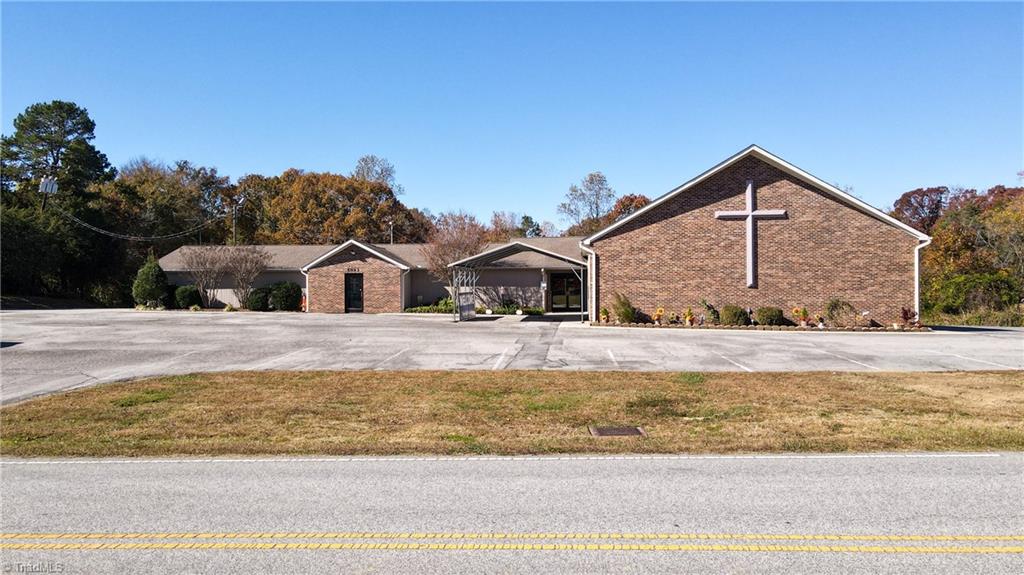 5043 Meadowbrook Drive Property Photo 1