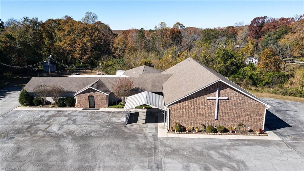 5043 Meadowbrook Drive Property Photo 2