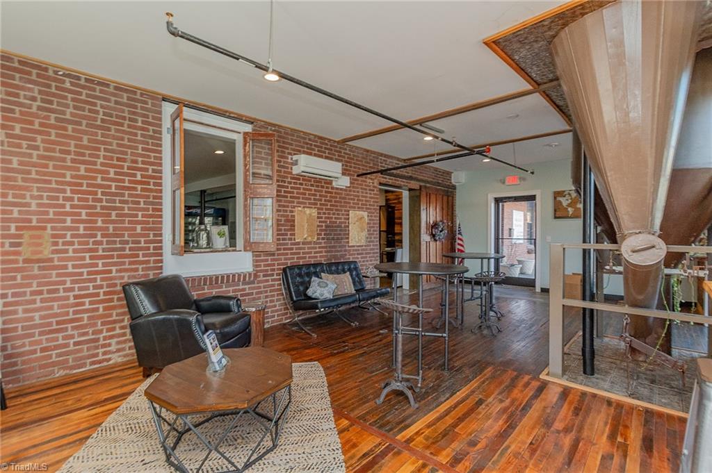 30 E 1st Street Property Photo 13