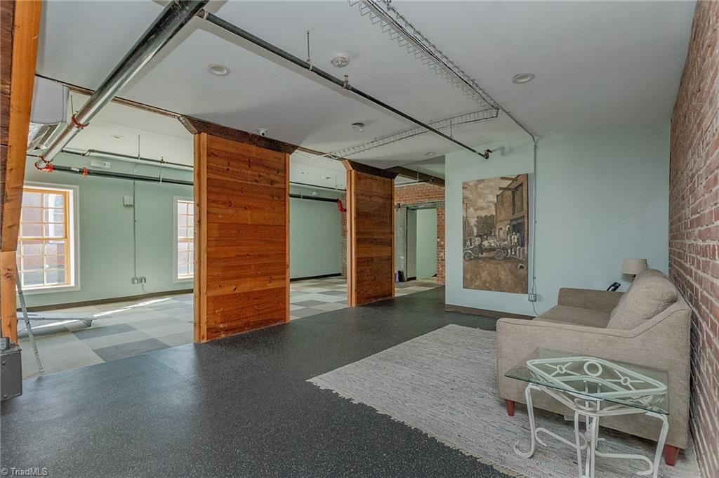 30 E 1st Street Property Photo 29