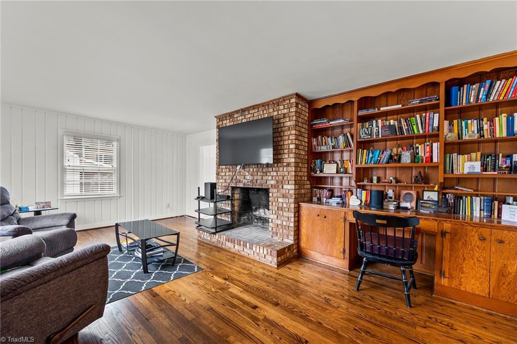 2750 Maplewood Avenue Property Photo 3