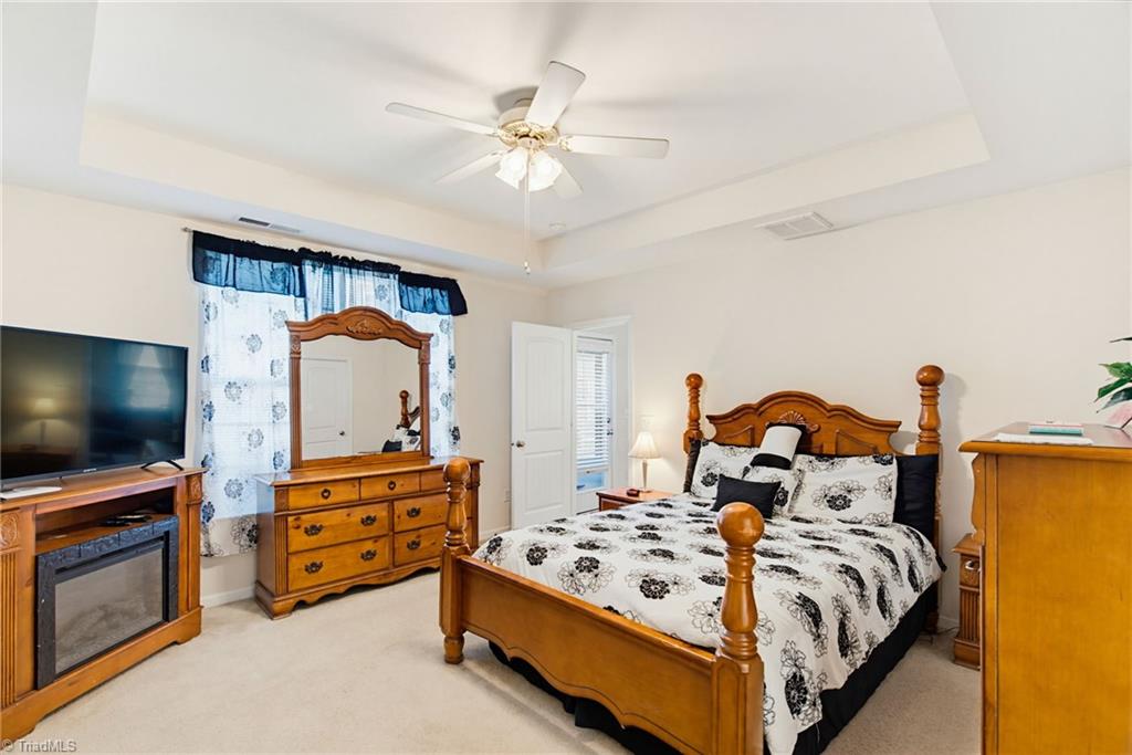 1947 Huntley Way Property Photo 6