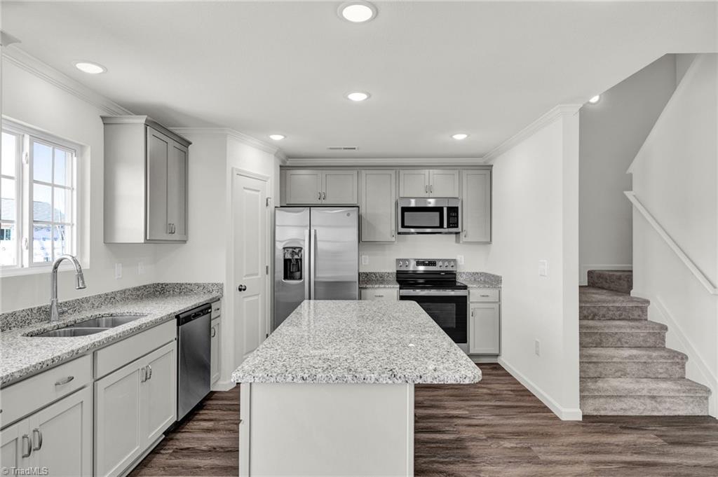 724 Torbay Drive Property Photo 9