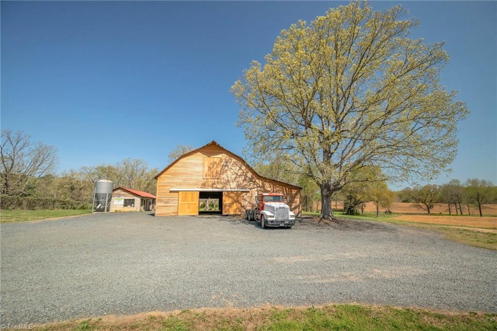 32286 Laton Road Property Photo 3