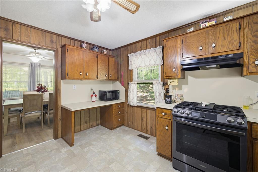 2457 Leonae Drive Property Photo 7