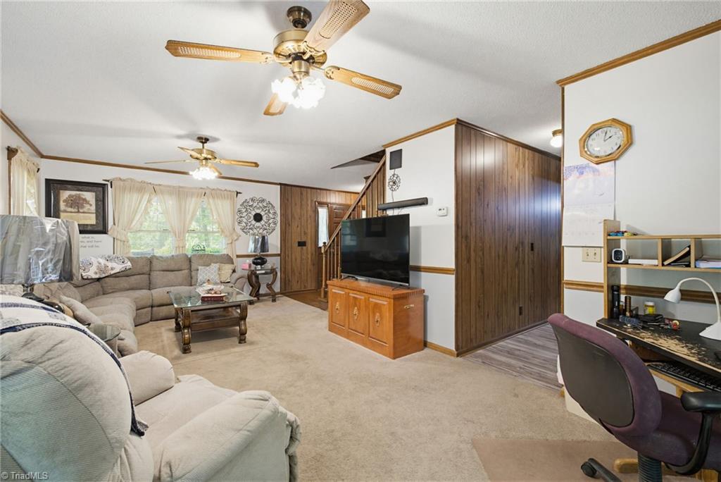 2457 Leonae Drive Property Photo 10