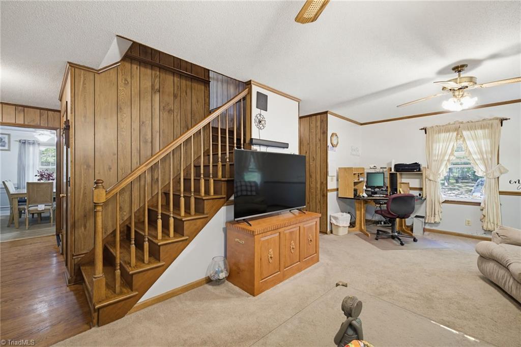 2457 Leonae Drive Property Photo 11