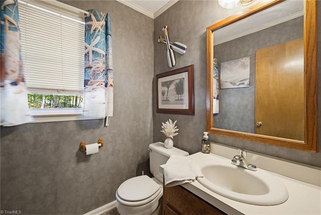 2457 Leonae Drive Property Photo 12
