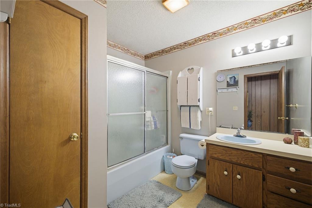 2457 Leonae Drive Property Photo 20