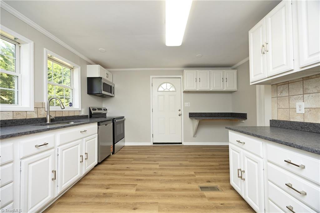 2490 Freshwater Road Property Photo 7