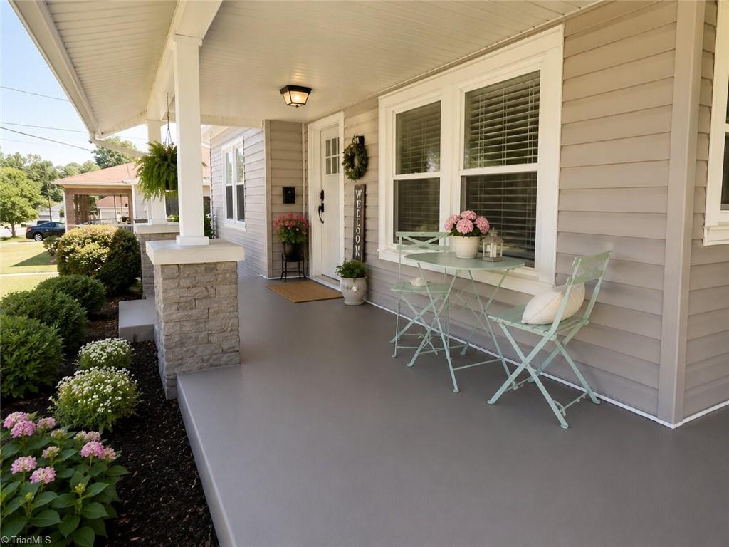 454 24th Street W Property Photo 2