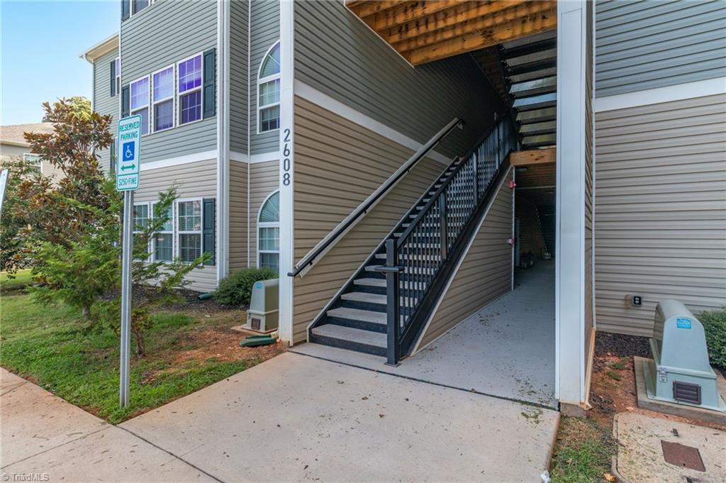 2608 Pennoak Way # F Property Photo 4
