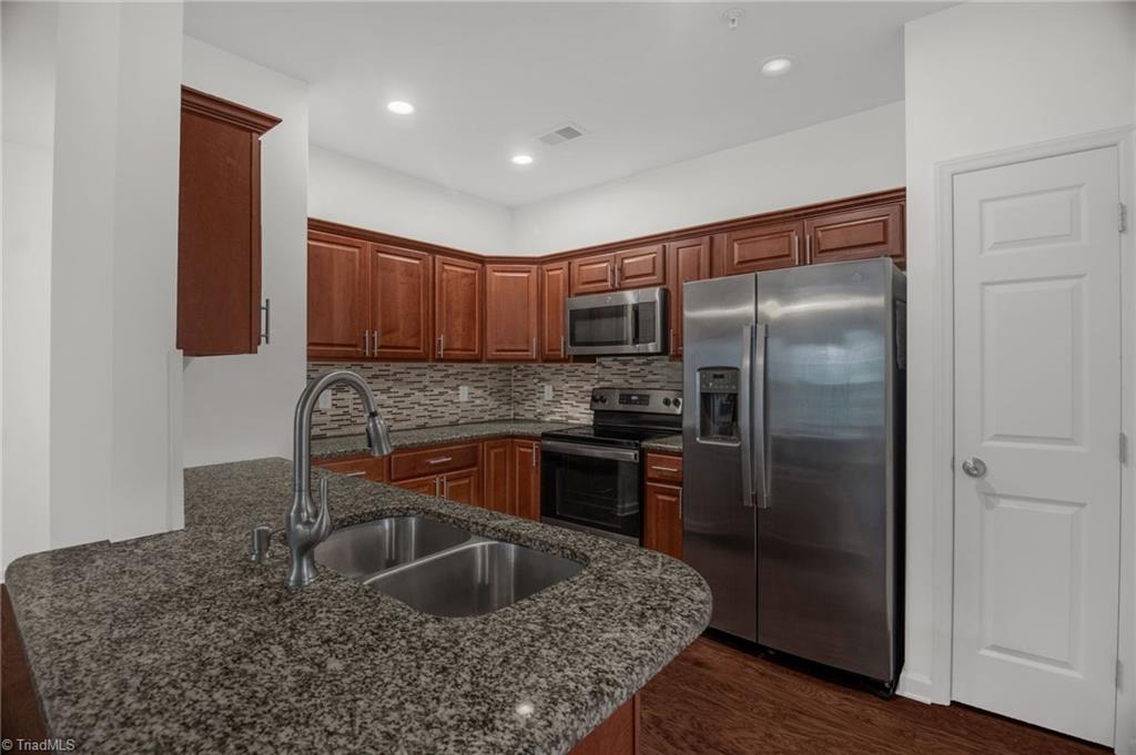 2608 Pennoak Way # F Property Photo 7