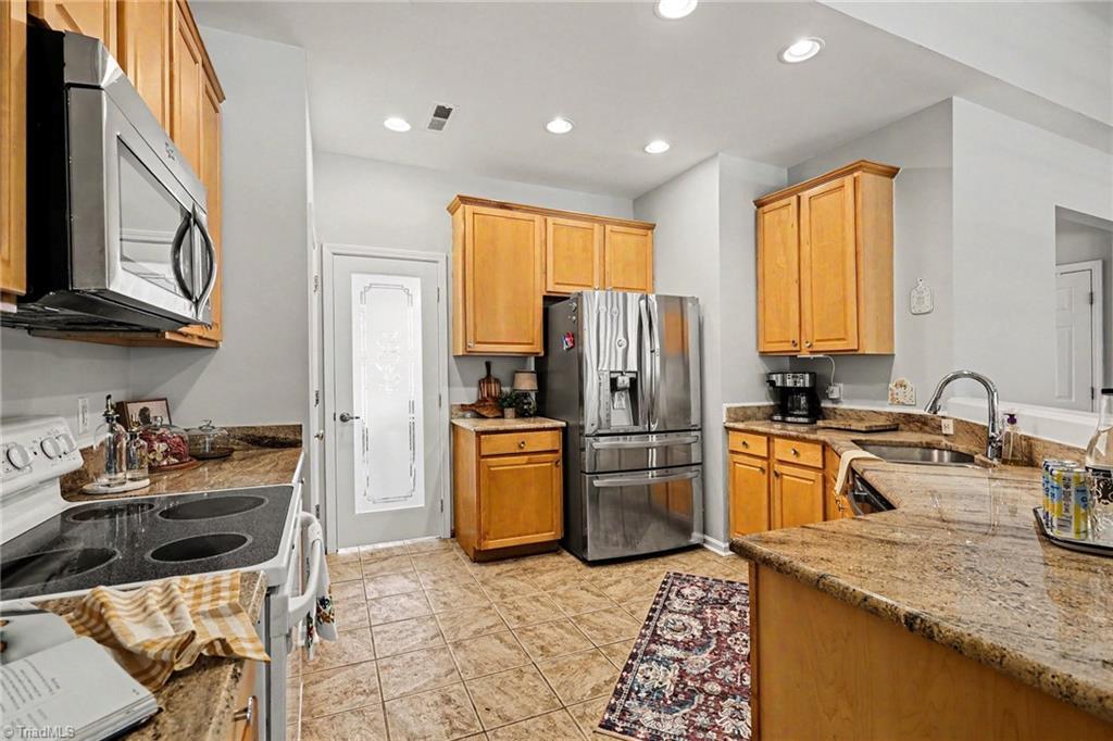 1579 Pondhaven Drive Property Photo 9