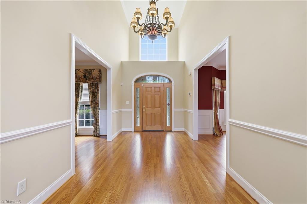 736 Meadowood Drive Property Photo 4