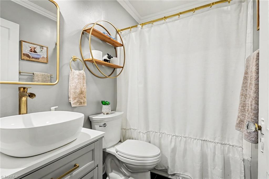 2201 Edgewood Drive Property Photo 7