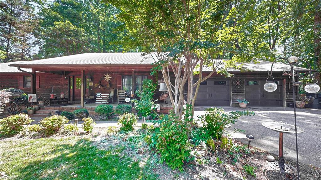859 Lakeview Drive Property Photo 2