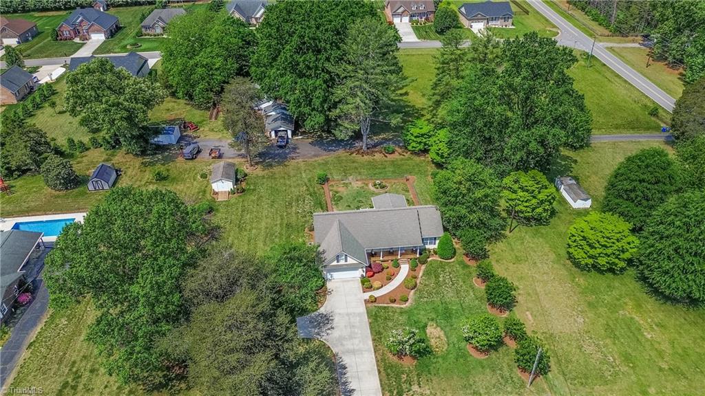 183 Devon Lane Property Photo 3