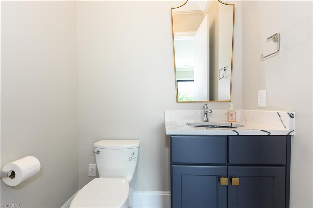 3233 W Friendly Avenue Property Photo 9