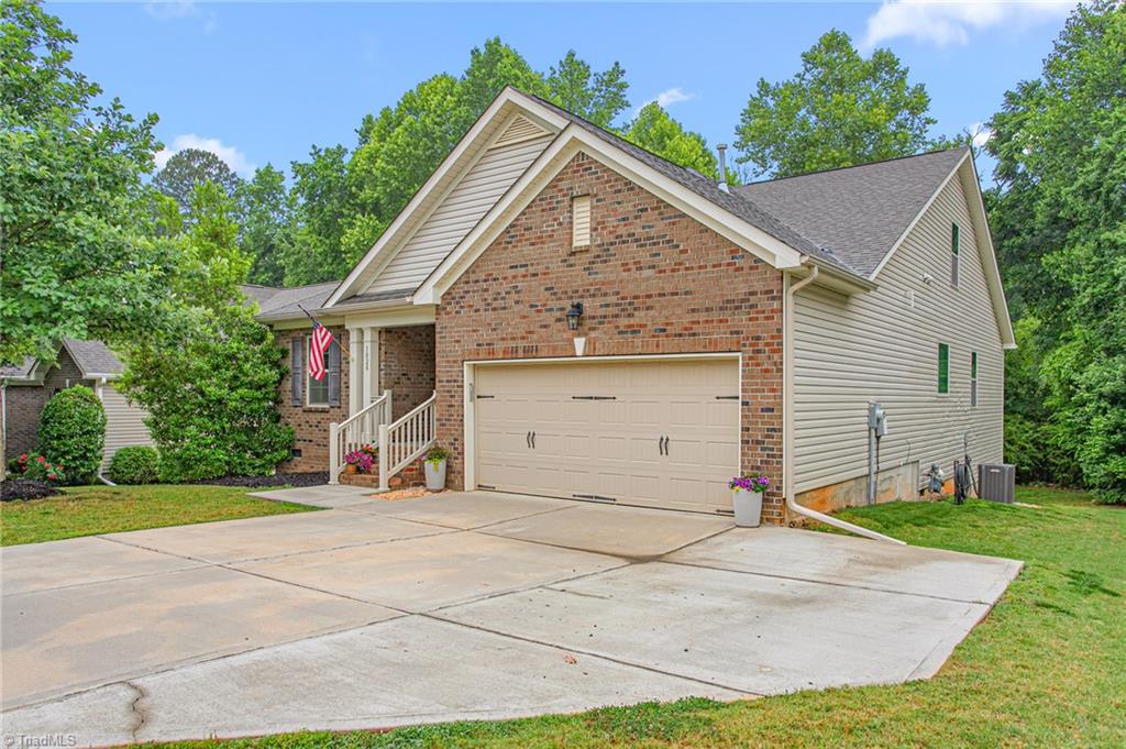 1028 Longleaf Pine Place Property Photo 2