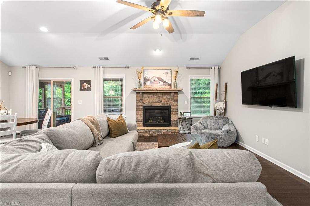 1028 Longleaf Pine Place Property Photo 6