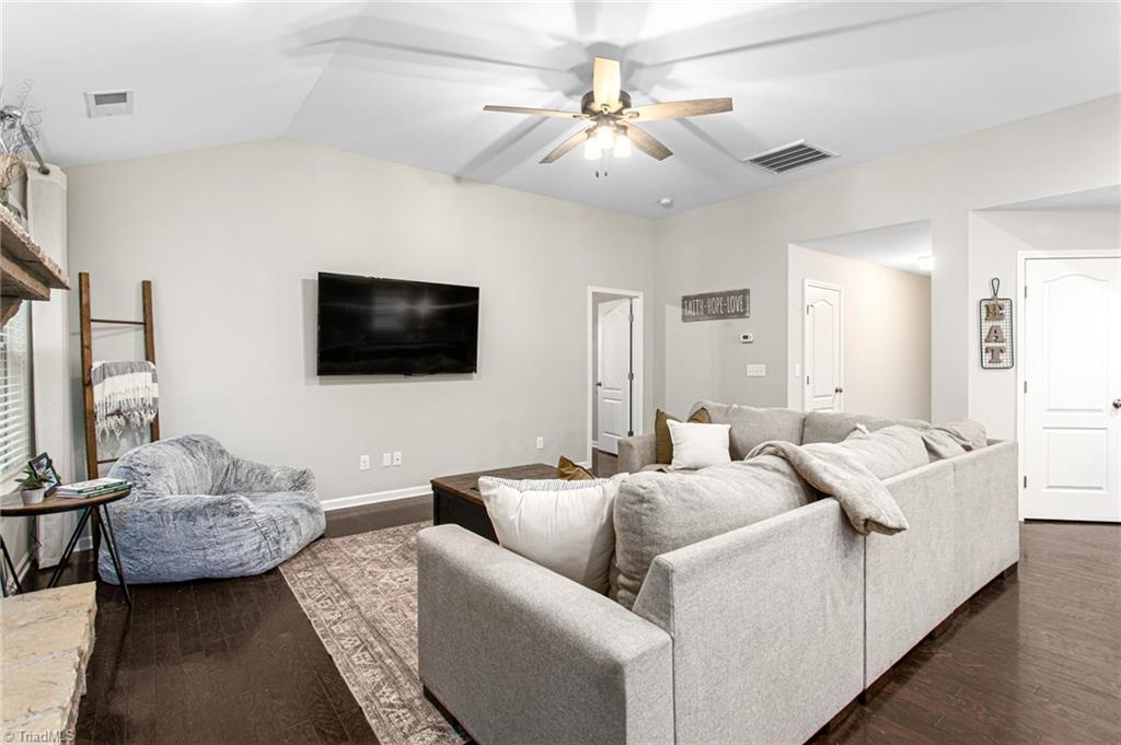 1028 Longleaf Pine Place Property Photo 7
