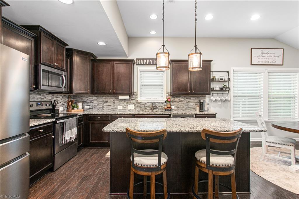 1028 Longleaf Pine Place Property Photo 8