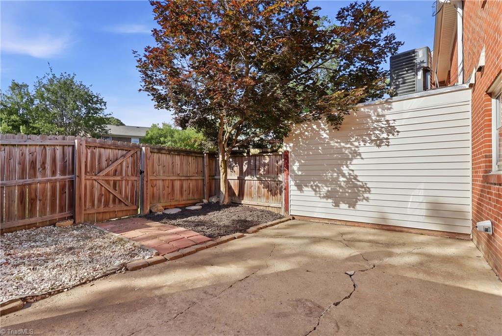 3204 Regents Park Lane Property Photo 25