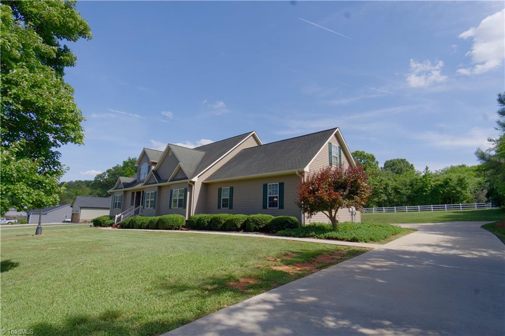 2034 Waterford Pointe Road Property Photo 1
