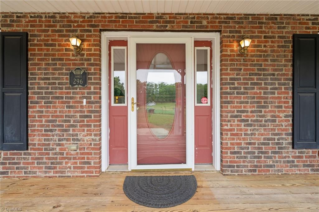 296 Cothran Hicks Road Property Photo 4