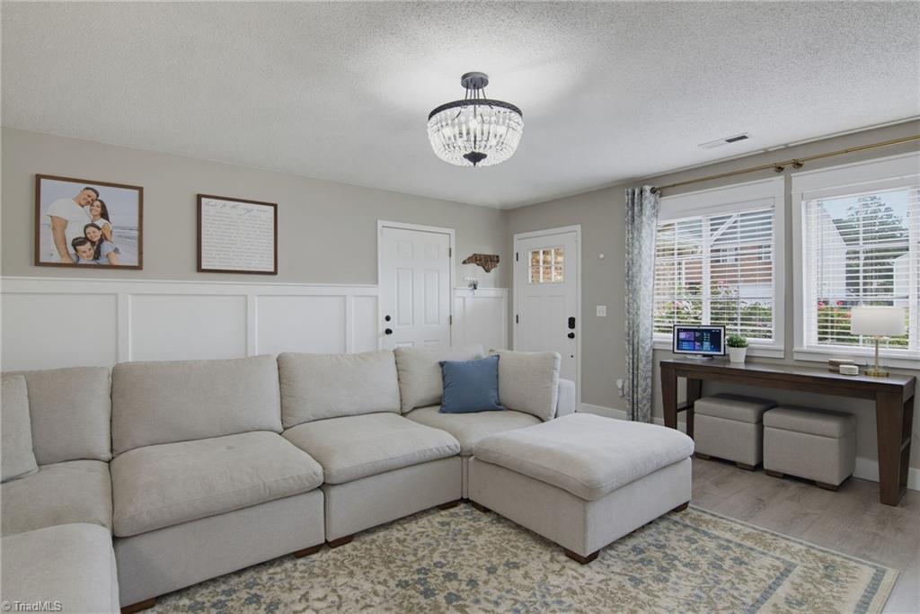 913 Topsail Drive Property Photo 3