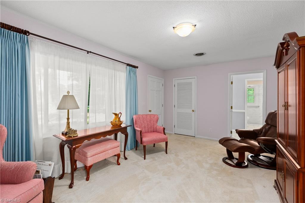 3323 Rockford Road Property Photo 9