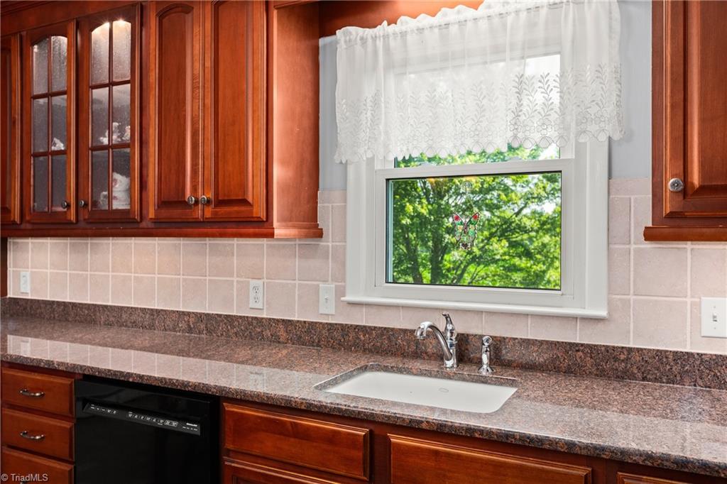3323 Rockford Road Property Photo 14