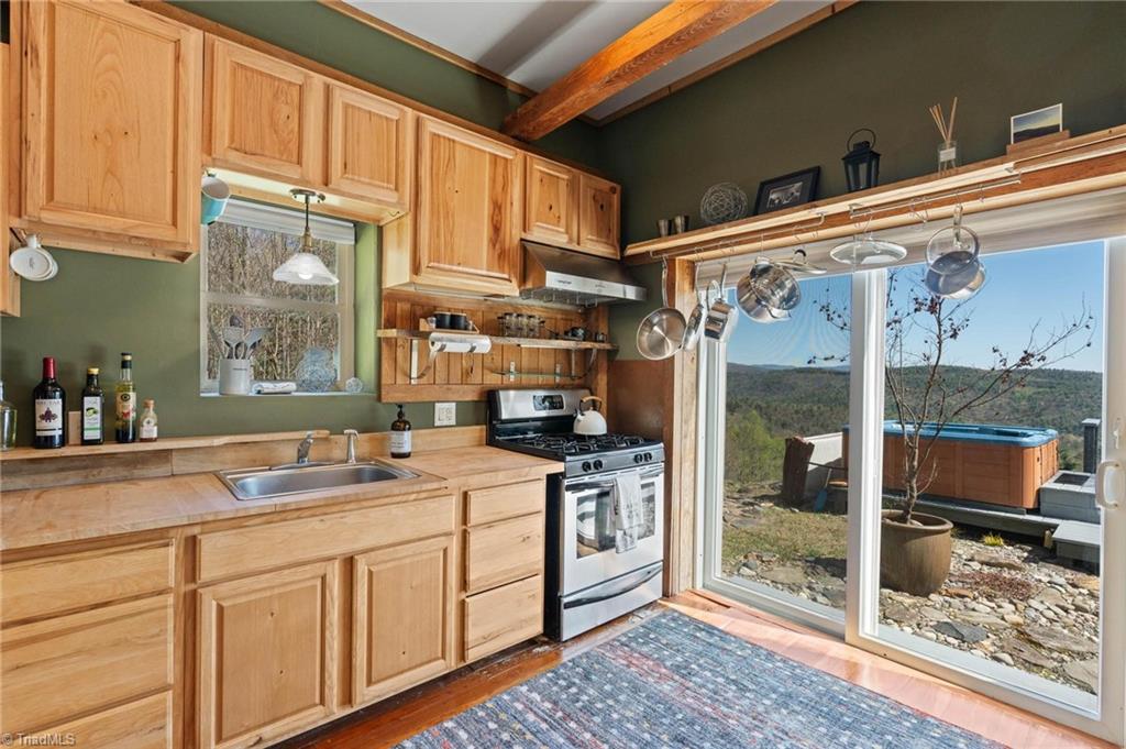 3086 Summit Road Property Photo 10