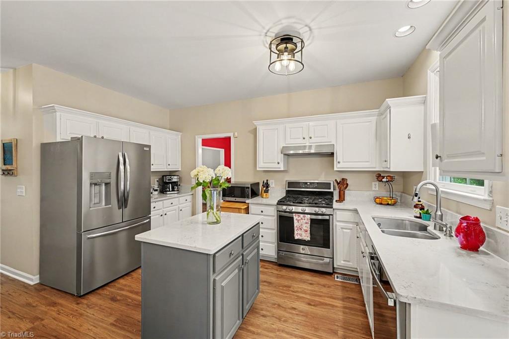 3116 Southhampton Drive Property Photo 3