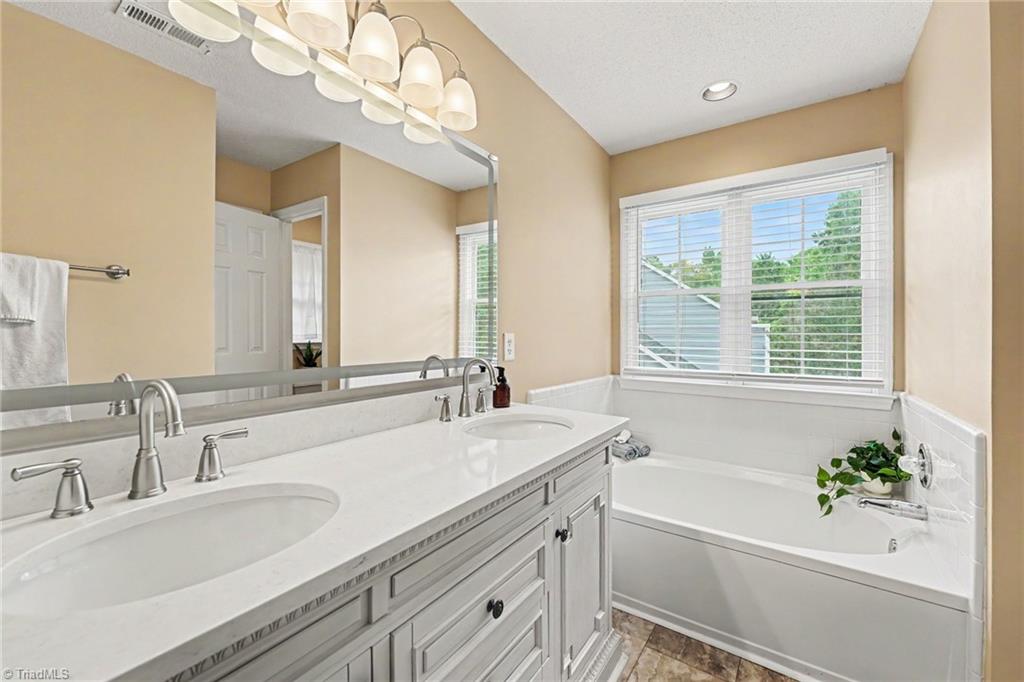 3116 Southhampton Drive Property Photo 8